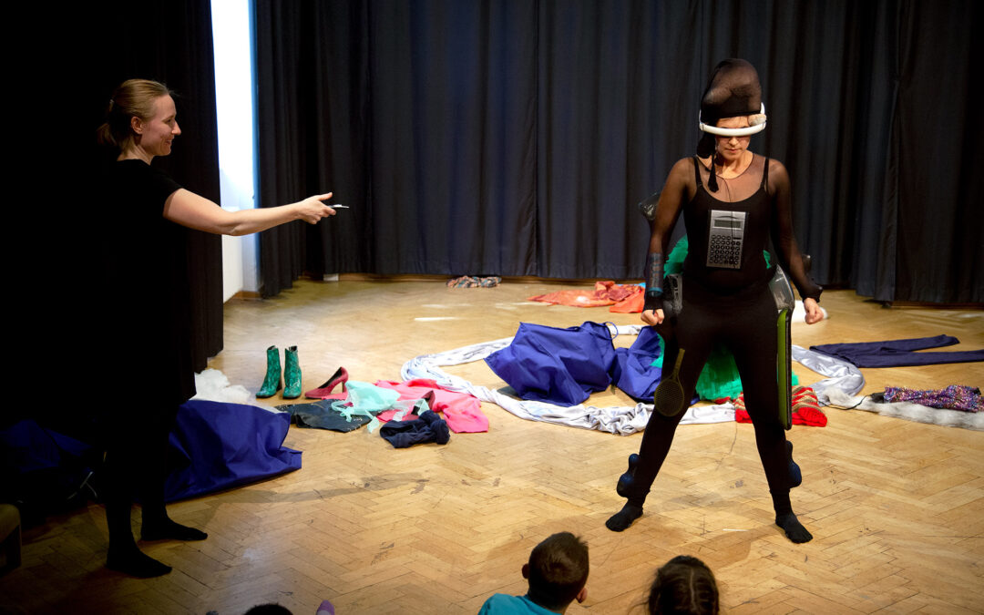 Programmplakate mit künstlerischen Impulsen für Kindertheater-Reihe